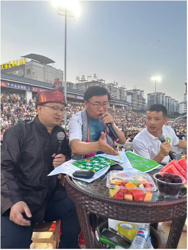 杨兵（左一）与著名体育解说员韩乔生为“村超”比赛解说。