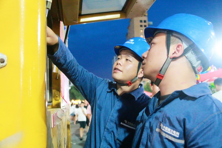 6月10日，南方电网贵州凯里榕江供电局现场值守人员对发电车进行检查。 胡乾摄