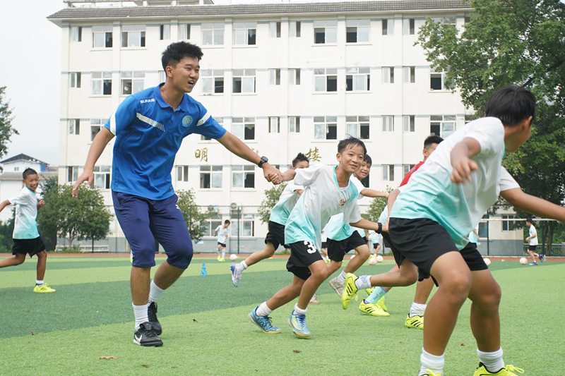 贵州移动举办趣味足球训练营正在训练。