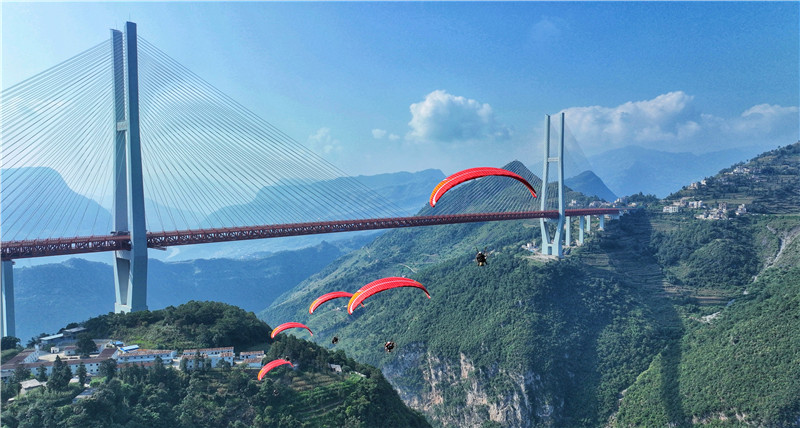 2023国际高桥极限运动挑战赛（北盘江大桥站）。邱凌峰摄