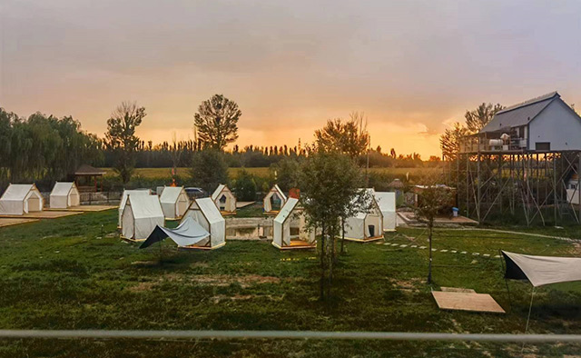 九原区万兴鸿泽生态庄园用帐篷搭出了“诗与远方”。王佳妮摄